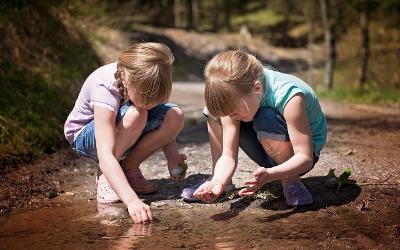 Children playing with the mud